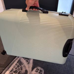 Der Travelite Bali wird am Griff hochgehoben.