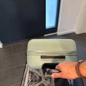 Der Travelite Bali wird von einer Hand gezogen.