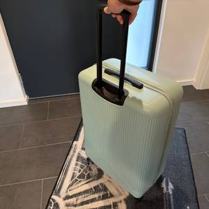 Der Travelite Bali wird von einer Hand an seinem Griff festgehalten.