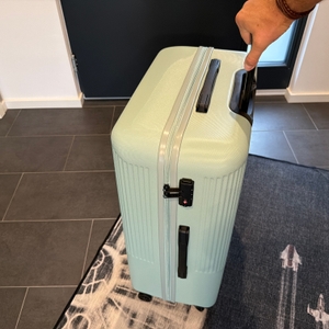 Eine Hand schiebt den Travelite Bali.