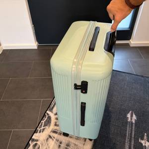 Eine Hand schiebt den Travelite Bali.