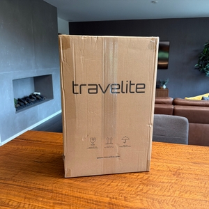 Der Karton des Travelite City steht auf einem Tisch