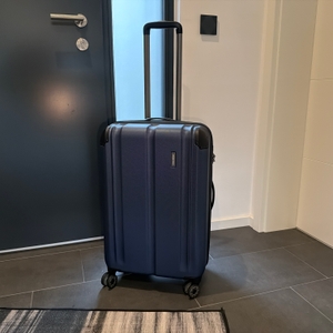 Der Travelite City steht auf einem gefliesten Boden