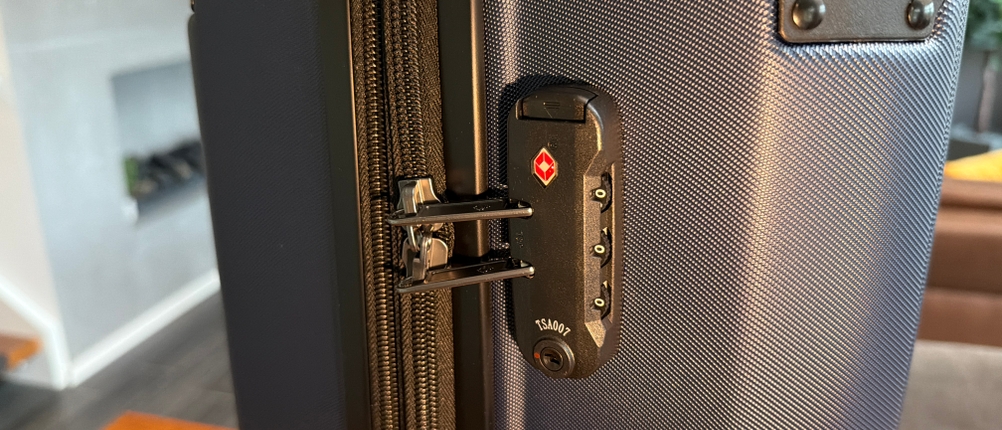 Die Reißverschlüsse sind im Kofferschloss des Travelite City verriegelt