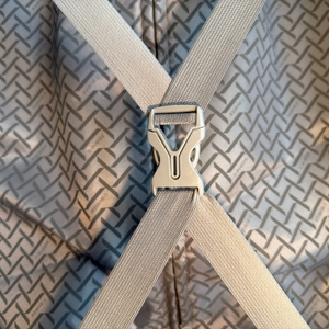 Ein Verschluss an einer Seite im Innenraum des Travelite City