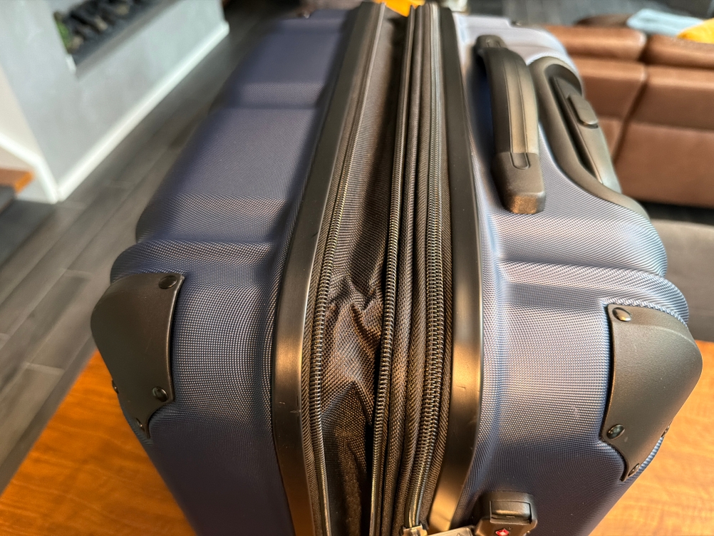 Ein Reißverschluss an Travelite City ist geöffnet