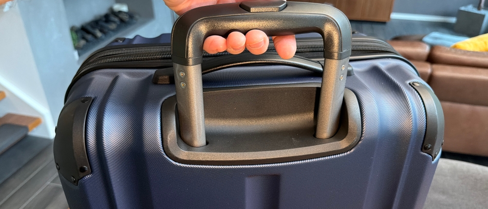 Eine Hand fährt den Griff des Travelite City aus