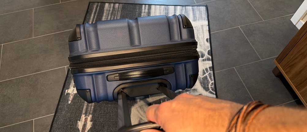 Eine Hand zieht den Travelite City