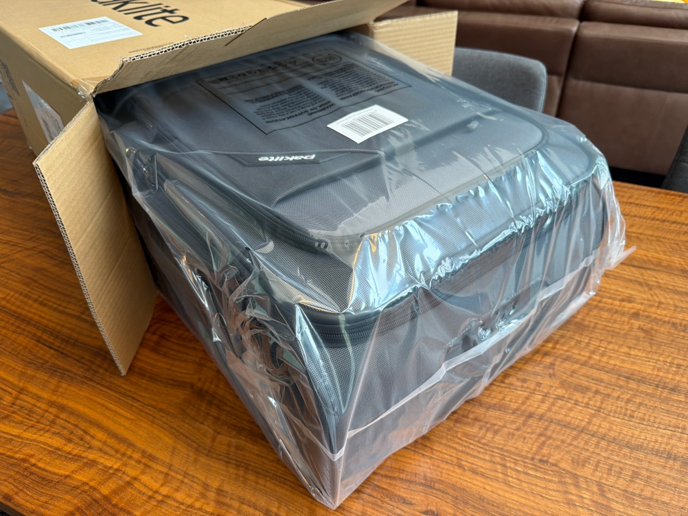 Der Travelite Derby ist zur Hälfte aus dem Karton gezogen