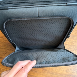 Ein Zusatzfach an der Außenseite vom Travelite Derby