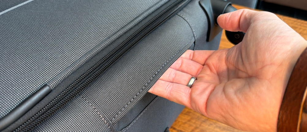 Eine Hand liegt in einer kleinen Ausbuchtung an der Unterseite vom Travelite Derby