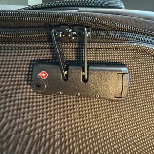 Das Kofferschloss vom Travelite Derby in Nahaufnahme