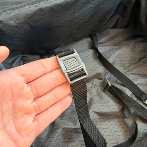 Eine Hand hält den Verschluss im großen Innenfach vom Travelite Derby fest