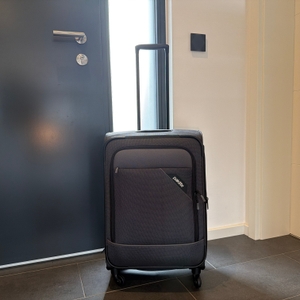 Der Travelite Derby steht auf einem Fliesenboden