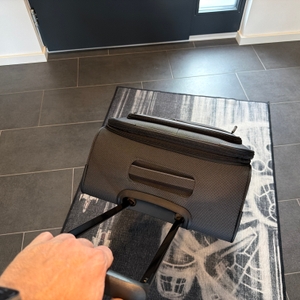 Eine Hand zieht den Travelite Derby