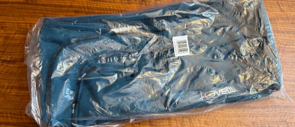 Die Travelite Kick Off liegt in ihrer Verpackung auf einem Tisch.