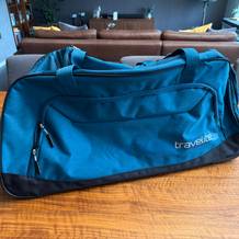 Die Travelite Kick Off liegt auf einem Holztisch.