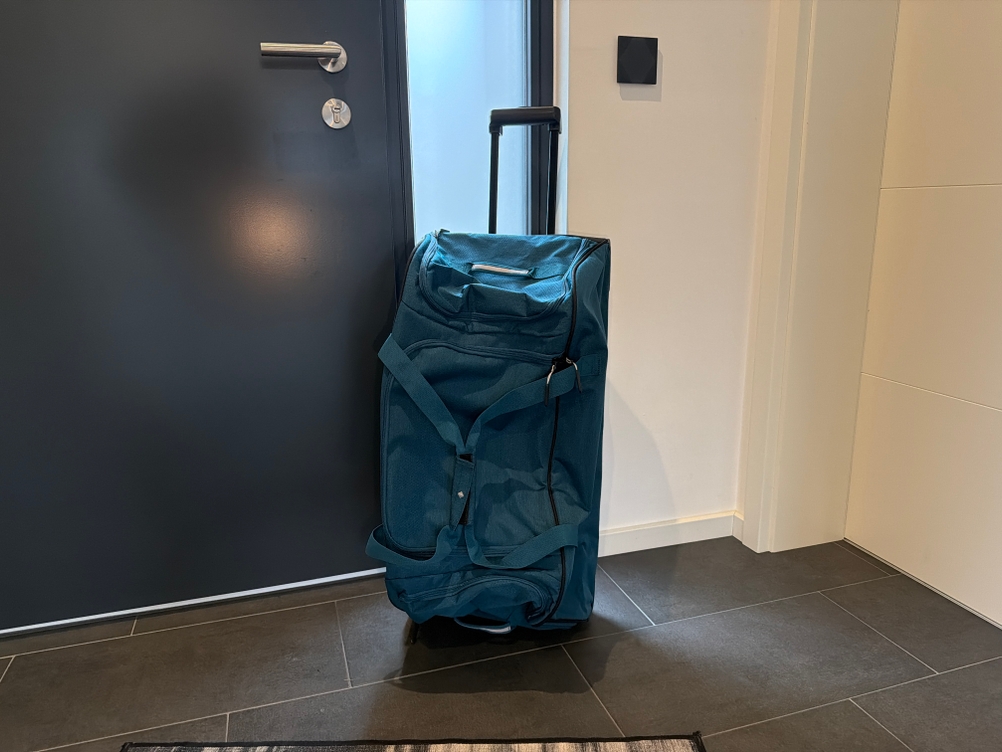 Die Travelite Kick Off steht auf einem gefliesten Boden.