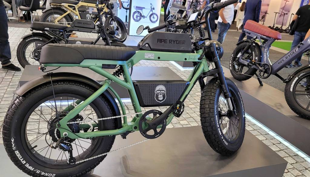 Getestetes Trekking-E-Bike in einer Ausstellung. 