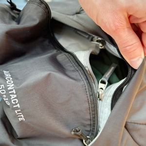 Der Deuter Aircontact Lite 50+10 Trekkingrucksack liegt geöffnet da. Der Blick fällt auf den zusätzlichen Zugang zum Hauptfach mit Reißverschluss.