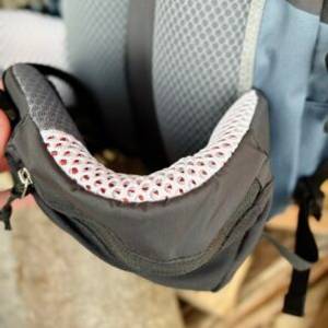 Der Hüftgurt des Deuter Aircontact Lite 50+10 ist geöffnet zu sehen. Mesh-Polsterung und Reißverschlusstasche sind gut erkennbar.