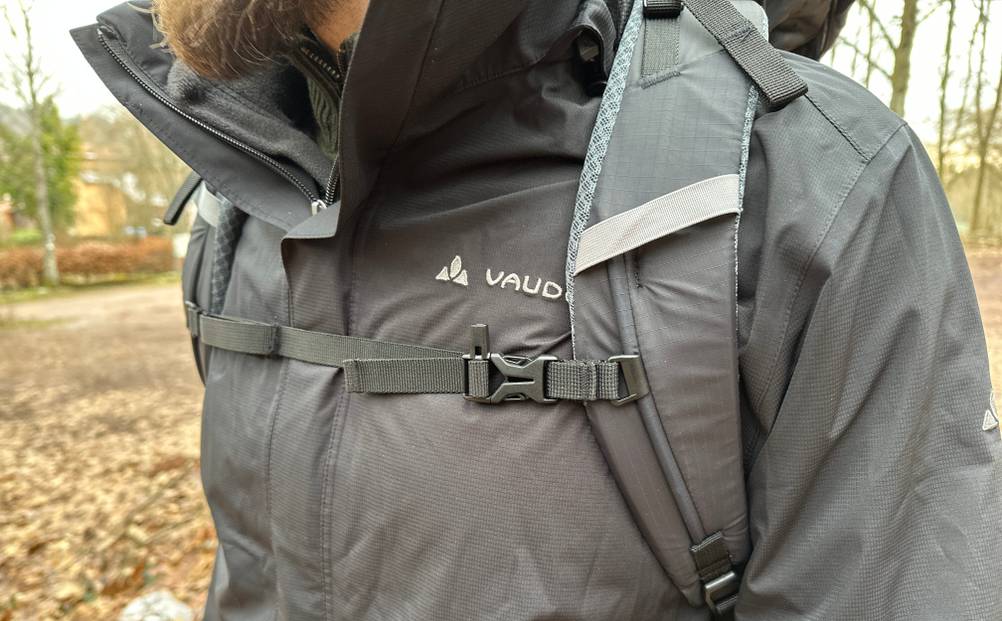 Die Schultergurte des Deuter Aircontact Lite 50+10 im Detail. Die Gurte sind gepolstert und anatomisch geformt.