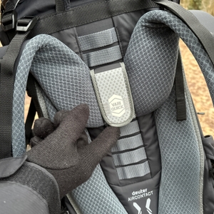 Nahaufnahme des Tragesystems am Deuter Aircontact Lite 50+10. Das Rückenpolster und die VARIQUICK-Höhenverstellung sind deutlich zu erkennen.