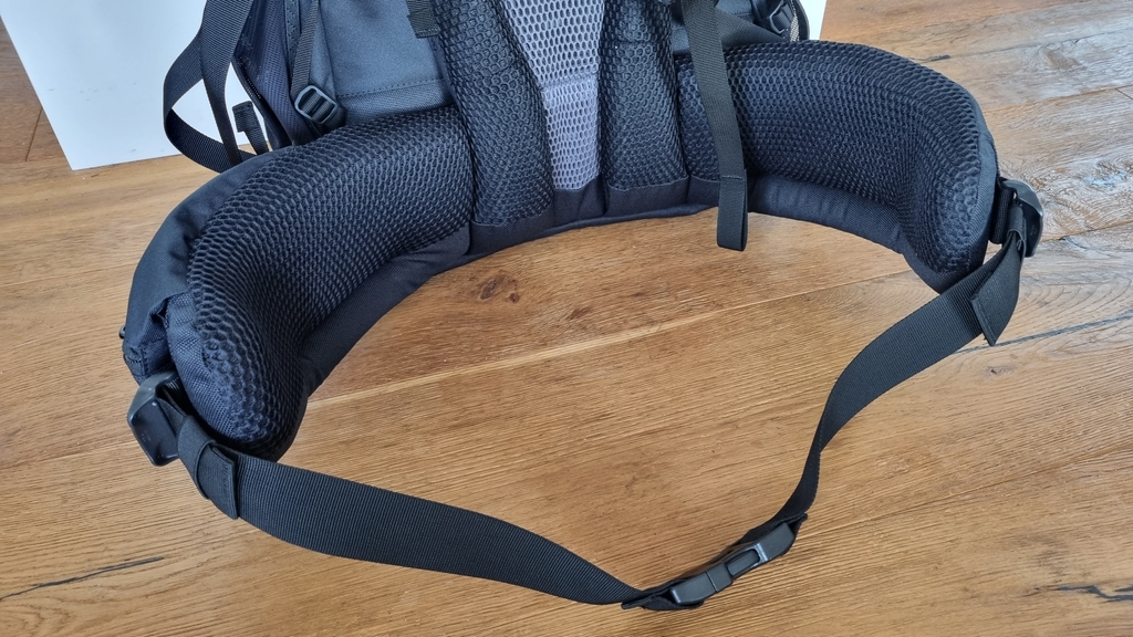 Detailansicht eines Trekkingrucksack-Gurts, der um die Hüften gelegt wird. 