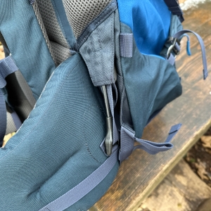 Nahaufnahme des gepolsterten Hüftgurts am Tatonka Yukon 60+10. Schnallen und Gurtverstellung sind deutlich zu erkennen.