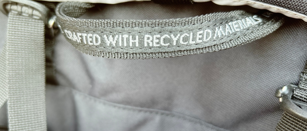 Der Tragegriff im Inneren des Vaude Asymmetric 42+8 mit der Aufschrift „Crafted with Recycled Materials“. Die Naht ist sauber verarbeitet.