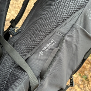 Nahaufnahme des Rückenpolsters vom Vaude Asymmetric 42+8 mit dem Aufdruck „Tergolight Comfort Space“. Die Mesh-Struktur ist gut erkennbar.