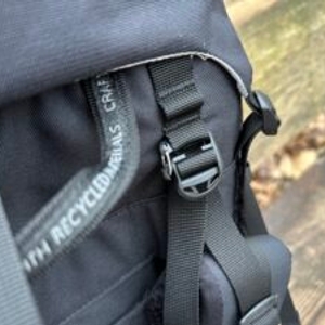 Detailaufnahme einer Schnalle am oberen Bereich des Vaude Asymmetric 42+8. Der Schriftzug „Crafted with Recycled Materials“ ist gut sichtbar.