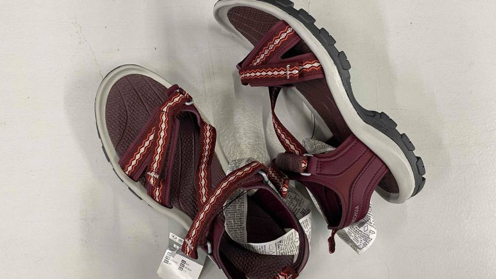 Ein Paar getestetes Trekkingsandalen für Damen mit Preisschild. 