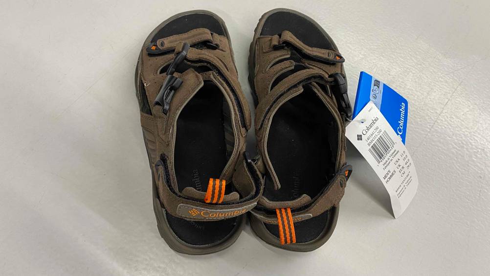 Ein Paar getestetes Trekkingsandalen für Herren mit Preisschild. 