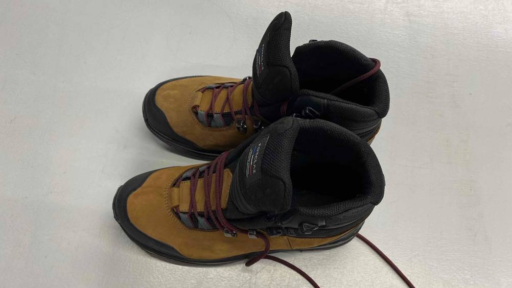 Ein Paar getestetes Trekkingschuhe für Damen.