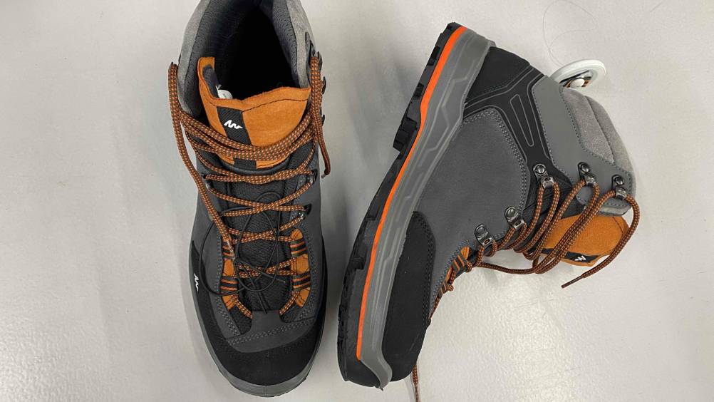 Ein Paar atmungsaktive Trekkingschuhe für Herren im Test. 