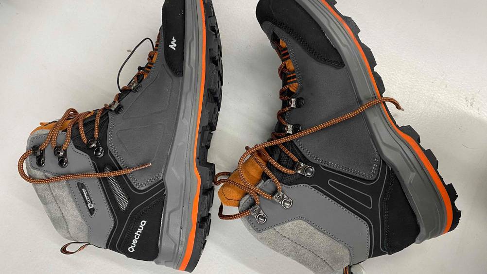 Auf dem Boden befindet sich ein Paar getestetes Trekkingschuhe für Herren.