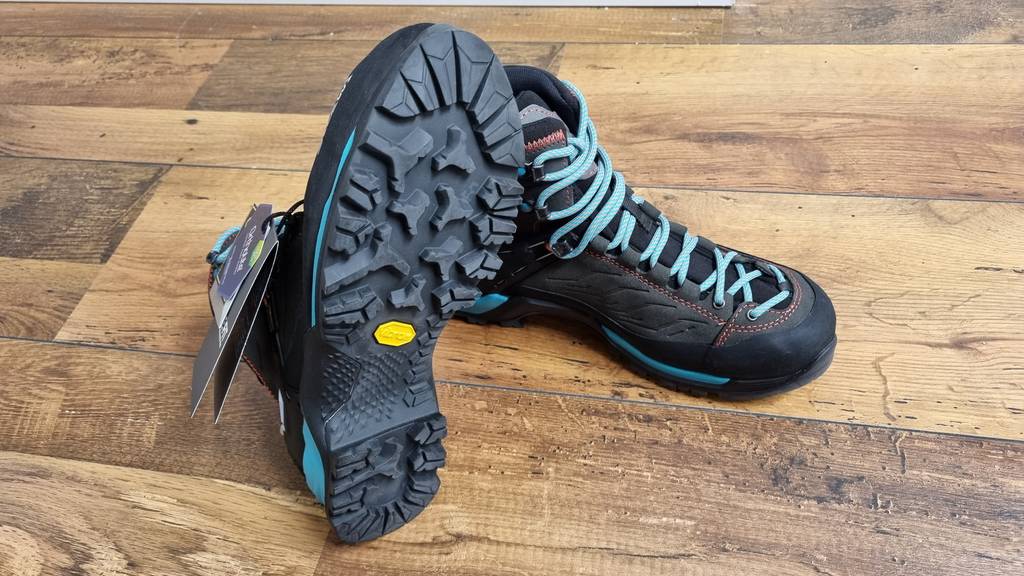 Trekkingschuhe sollten über eine solide und weiche Sohle verfügen.