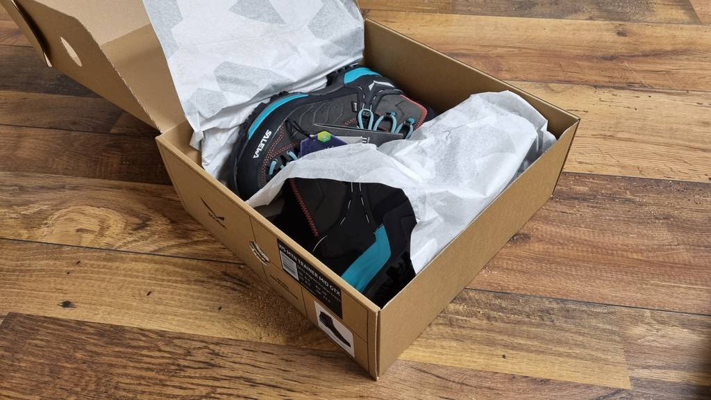 Trekkingschuhe sollten in der Regel eine Nummer größer als Alltagsschuhe gewählt werden.