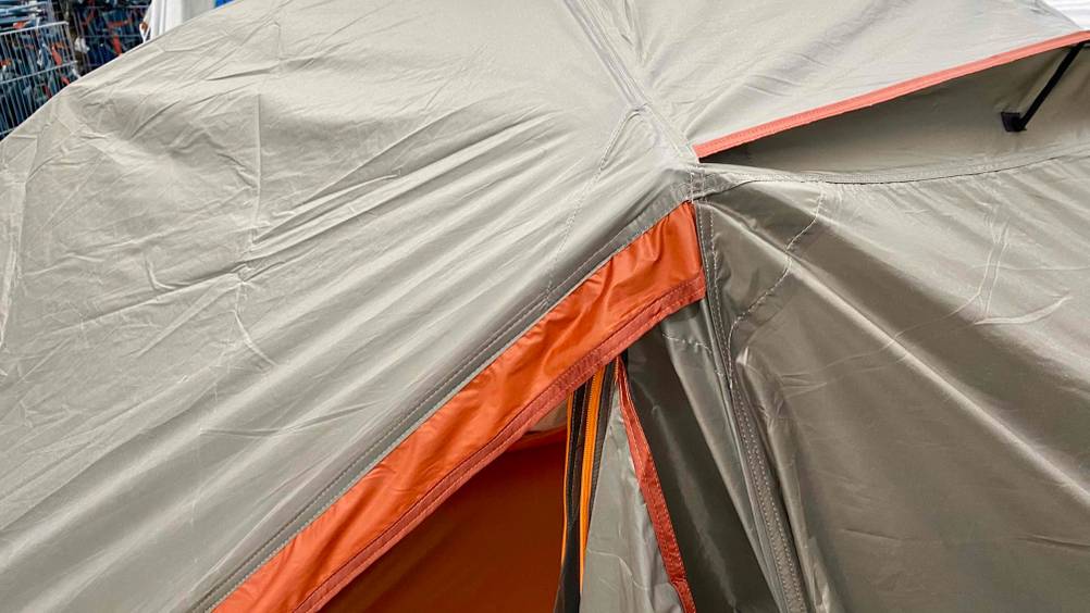 Trekkingzelt getestet: Nahaufnahme der Verarbeitung der Nähte an der Oberseite.