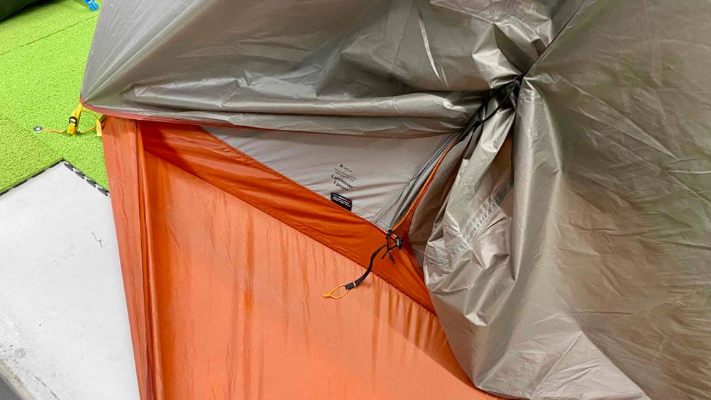 Getestetes Trekkingzelt: Ansicht des verschlossenen Eingangs.