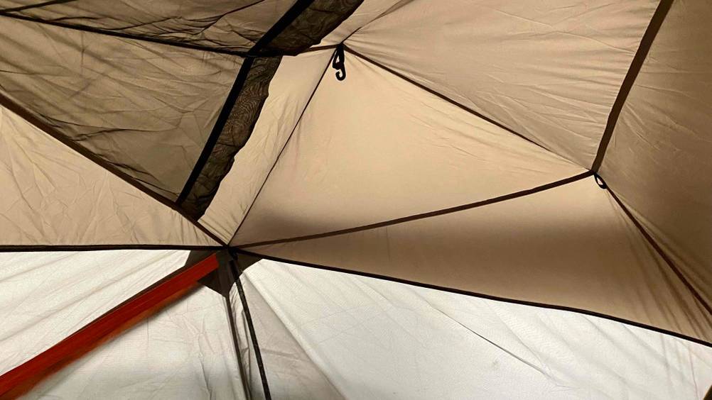 Trekkingzelt getestet: Ansicht von innen auf die Decke.