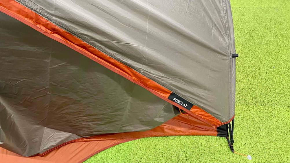 Trekkingzelt im Test: Nahansicht des Materials eines Models von Forclaz.