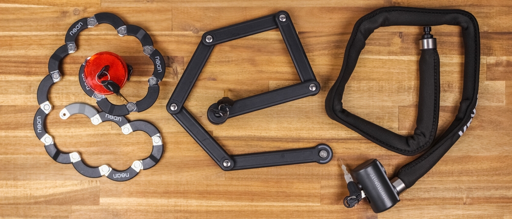 Mehrere Faltschlösser liegen auf einem Tisch.