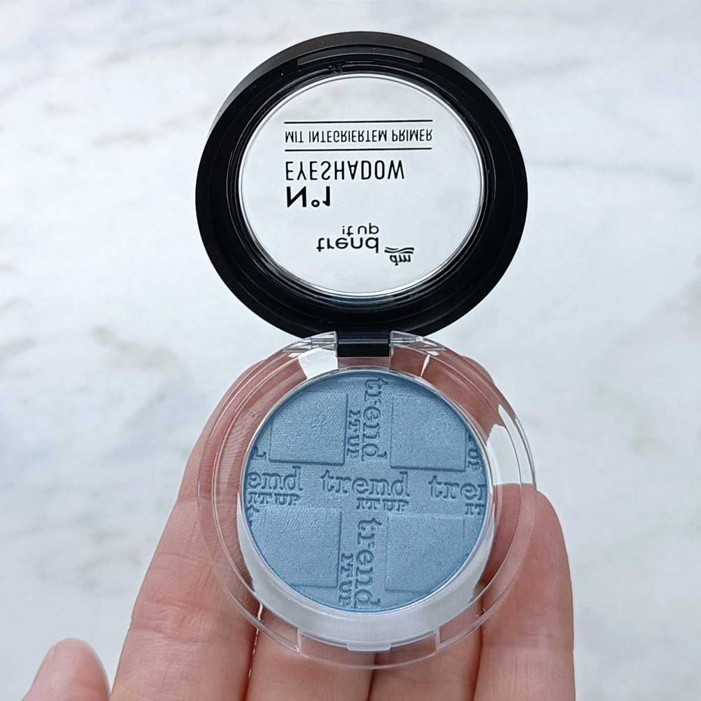 trend-it-lidschatten-in-der-hand