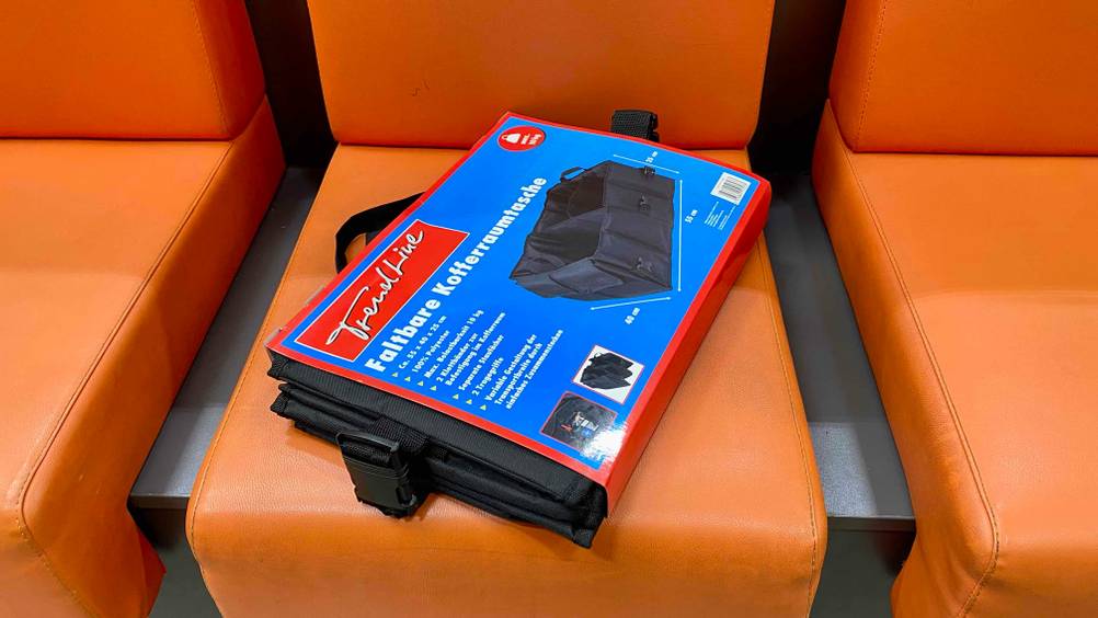 Eine Kofferraumtasche im Test von der Seite mit Fokus auf die Schnalle.
