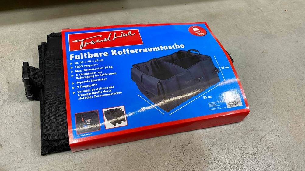 Kofferraumtasche getestet: Eine Tasche in Verpackung auf einem Betonboden.
