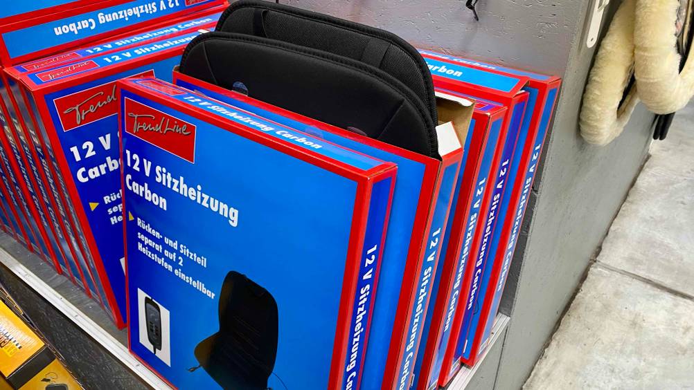 Sitzheizung getestet: Mehrere Packungen hintereinander, aus einer schaut das Produkt hervor.