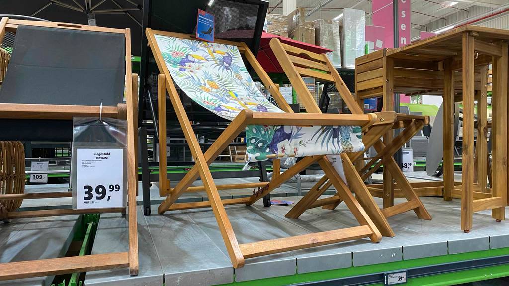 Strandstuhl-Test: Mehrere Strandstühle von unten betrachtet stehen nebeneinander.