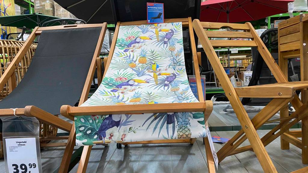 Strandstuhl im Test: Mehrere Stühle stehen nebeneinander auf einem Podest.